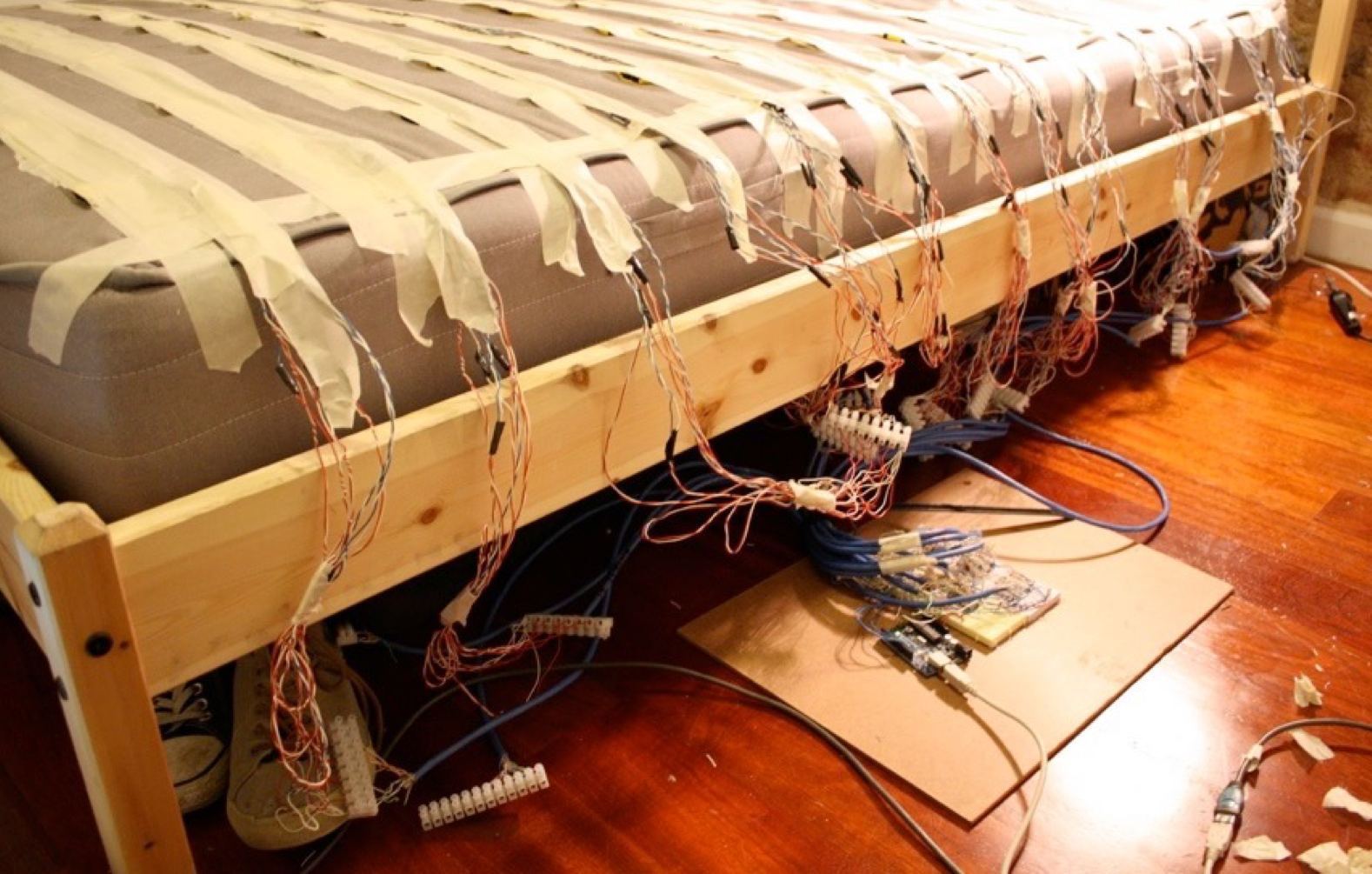 Sensor wiring under the mattress. Photo: Diego Rioja.